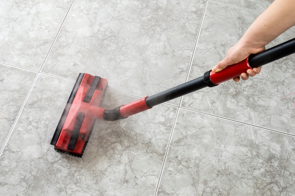 Cleaning a tyle floor
